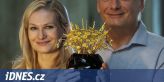 Český pár vyrobil unikátní zlatou kytici. Je zřejmě nejdražší na světě, tvrdí