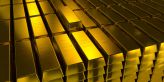 Cena zlata je na rekordu, ráno se dostala nad 2482 USD za troyskou unci